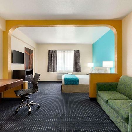 Howard Johnson By Wyndham San Antonio Hotel & Suites ภายนอก รูปภาพ