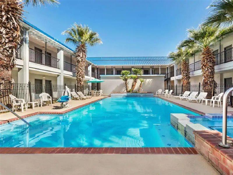 Howard Johnson By Wyndham San Antonio Hotel & Suites ภายนอก รูปภาพ