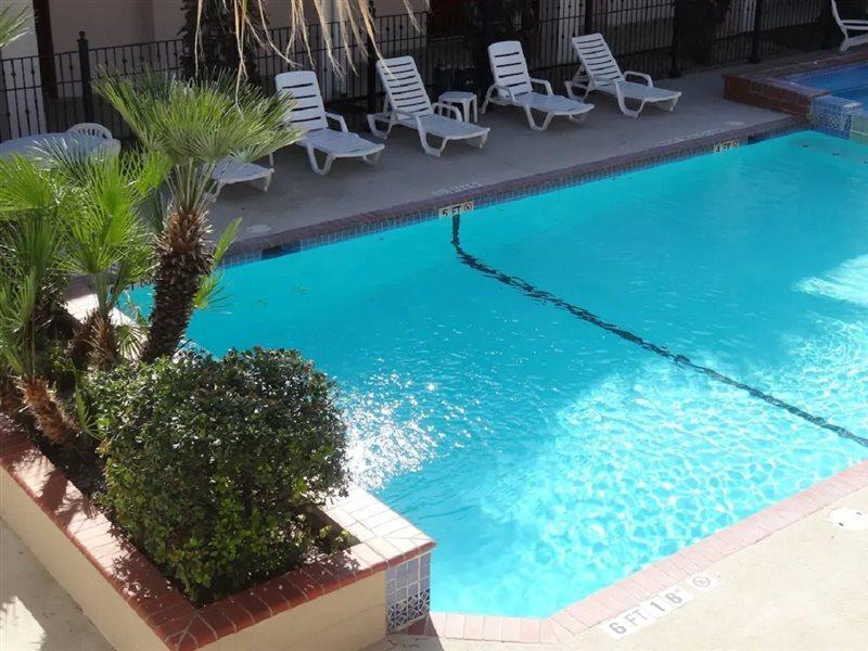 Howard Johnson By Wyndham San Antonio Hotel & Suites ภายนอก รูปภาพ