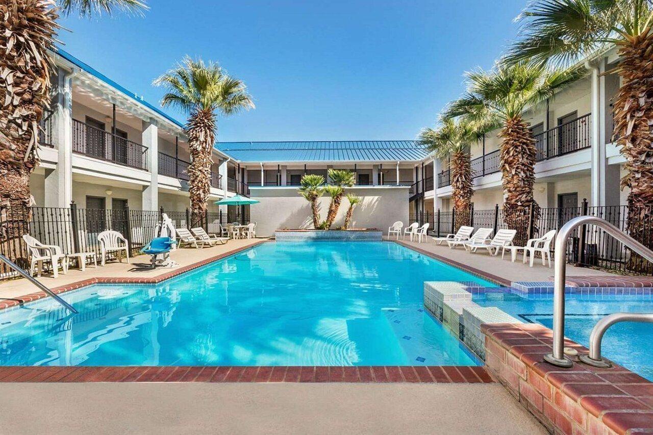 Howard Johnson By Wyndham San Antonio Hotel & Suites ภายนอก รูปภาพ