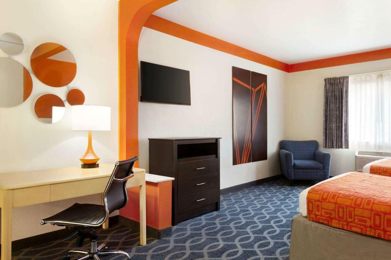 Howard Johnson By Wyndham San Antonio Hotel & Suites ภายนอก รูปภาพ