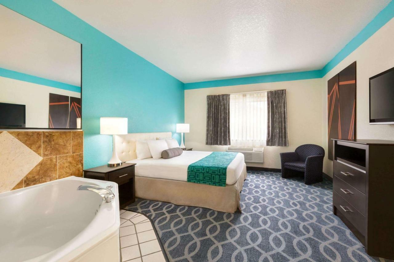 Howard Johnson By Wyndham San Antonio Hotel & Suites ภายนอก รูปภาพ