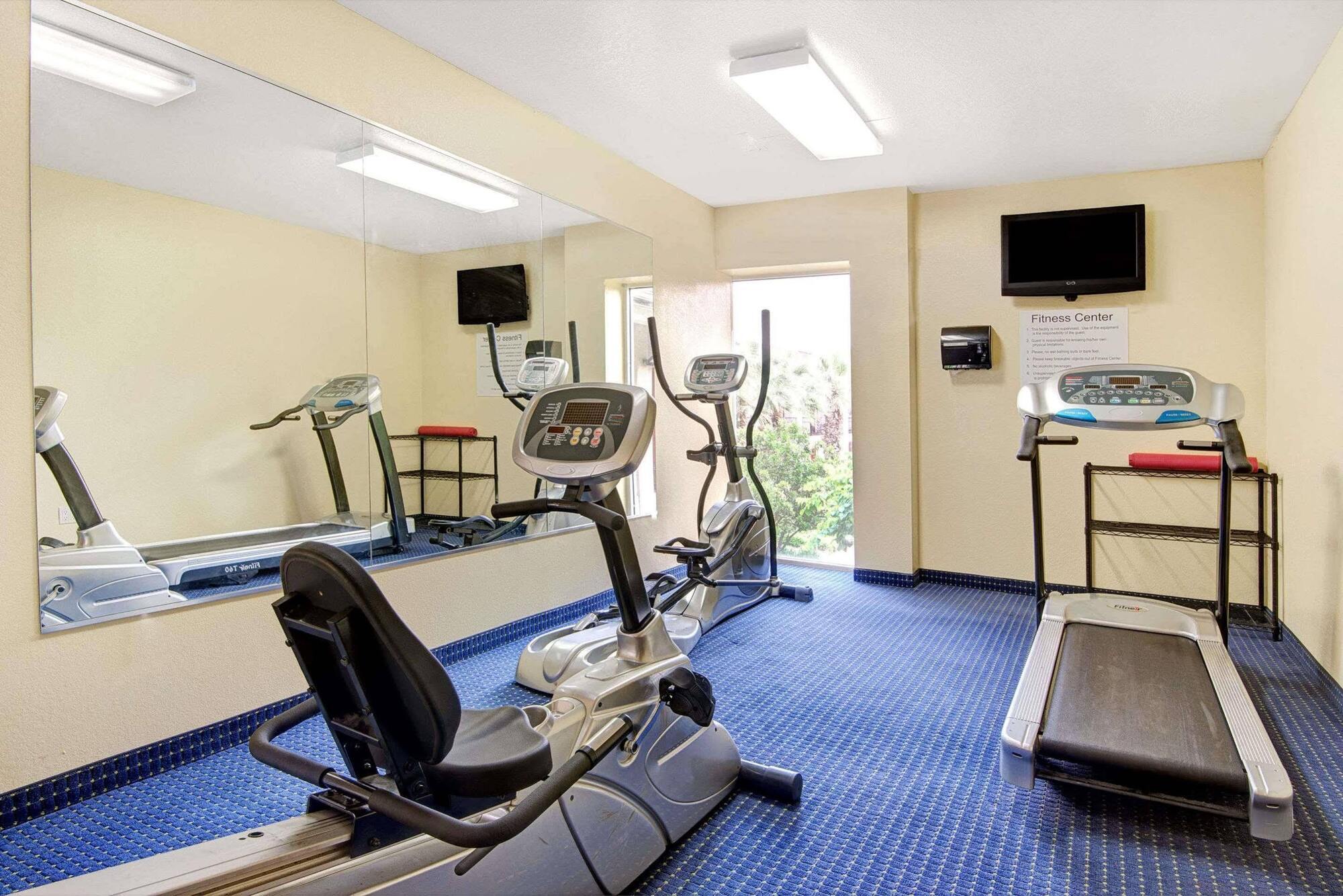 Howard Johnson By Wyndham San Antonio Hotel & Suites ภายนอก รูปภาพ